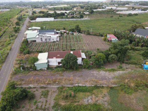 Bán đất mặt tiền đường Phạm Hùng. Cạnh cổng 2 kcn Đất Đỏ. Dt 1000m2