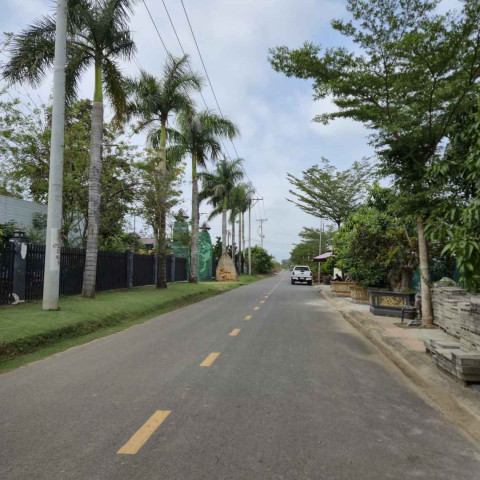 Bán đất đối diện khu Bòn Bon resort Long Tân. Dt 500m2 có 21m mặt tiền